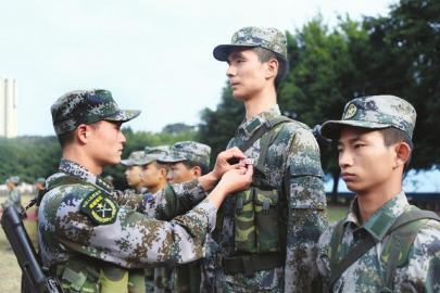 郑州身高2米小伙当兵 为匍匐苦练“缩骨功”(图)