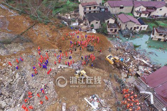 在山体滑坡中，里东村数十户房屋受到损毁。