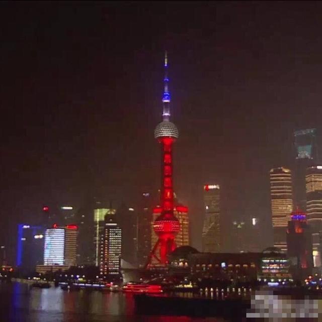 上海东方明珠今夜亮起“法兰西色” 为巴黎祈福