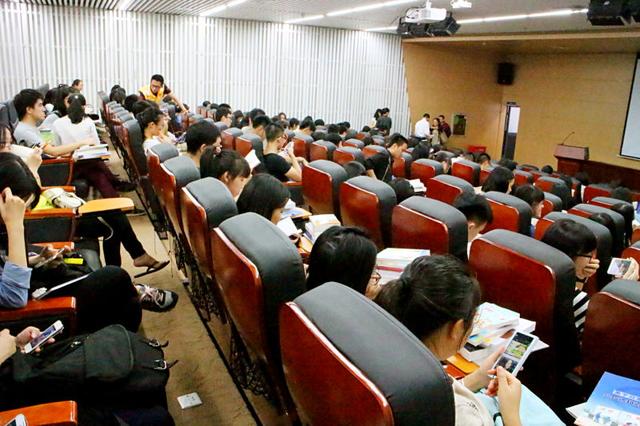 全国法院新闻发言人电视大赛走进深圳大学