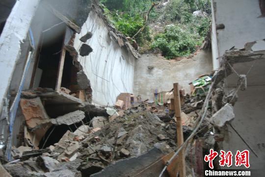 广西阳朔西街附近一山体发生塌方致多处民房被毁