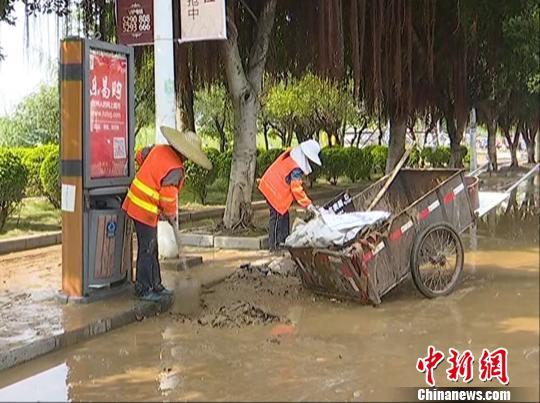 广西贺州15年未遇洪水退去 全城清淤(图)
