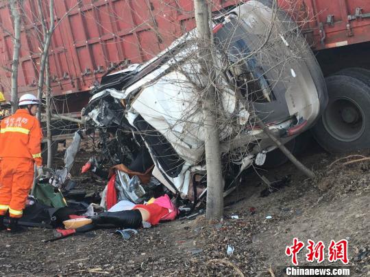 黑龙江肇东发生车祸致4死1伤 3车掉入路边庄稼