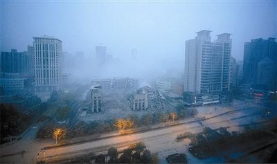 西安118米高楼遭爆破拆除 1999年落成至今未使用