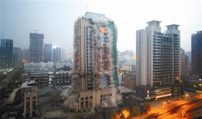 西安118米高楼遭爆破拆除 1999年落成至今未使用