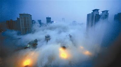 西安118米高楼遭爆破拆除 1999年落成至今未使用