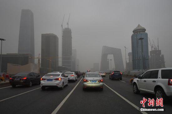 11月10日，北京持續(xù)多日的雨雪天氣結(jié)束，再次遭遇重度霧霾天氣。昨日16時(shí)，北京市氣象臺發(fā)布大霧黃色預(yù)警信號，今天上午，本市將出現(xiàn)大霧，部分地區(qū)能見度將低于500米，出行的市民需要格外注意。