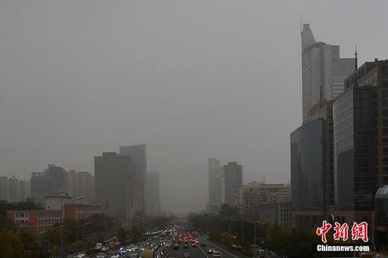 11月10日，北京持续多日的雨雪天气结束，再次遭遇重度雾霾天气。昨日16时，北京市气象台发布大雾黄色预警信号，今天上午，本市将出现大雾，部分地区能见度将低于500米，出行的市民需要格外注意。