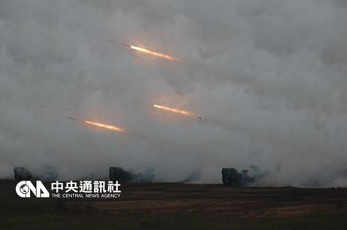 澎湖防卫指挥部年度例行实弹射击训练，11日和18日两天在马公五德训练场实施，山水里民表达坚决反对，不排除发动抗争，军方全力协调，吁请附近里民支持例行性射击训练。图自台湾“中央社”