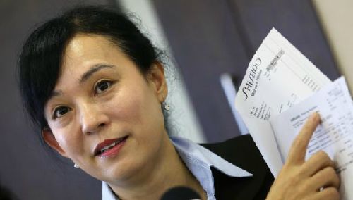 翁静晶11月16日召开记者会交代定慧寺账目详情。资料图片:香港《南华早报》网站