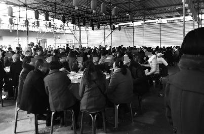 村长辞职为儿子大办婚宴