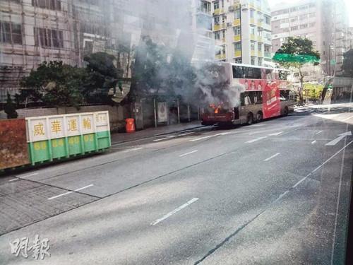 香港九龙城发生巴士自焚意外60名乘客紧急疏散