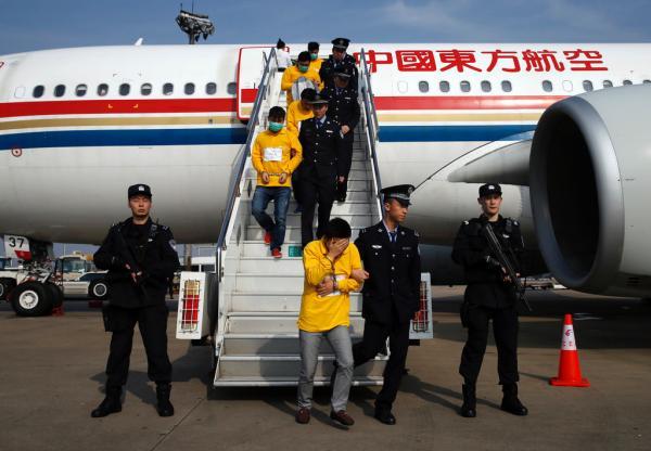 跨国电信诈骗案破案细节：警察在沙滩边搭讪嫌犯