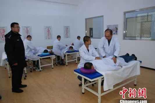 黑龙江省未管所为即将刑释人员办保健按摩培训班