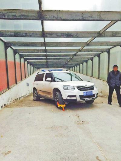 目前车辆已被挪离，已对当事民警采取禁闭措施。