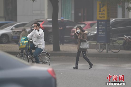 資料圖：北京霧霾，行人佩戴口罩防護(hù)出行。 中新網(wǎng)記者 金碩 攝