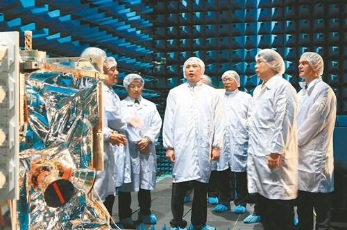 梅健华右三16日参观太空中心整测厂房电磁相容实验室。图：台湾《联合报》