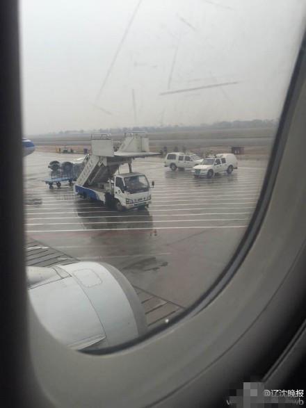 南航飞机挡风玻璃出现裂痕 需临时备降青岛
