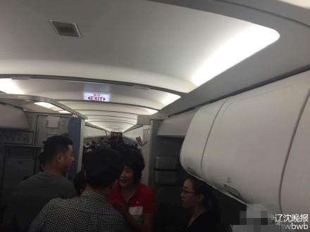 南航飞机挡风玻璃出现裂痕 需临时备降青岛