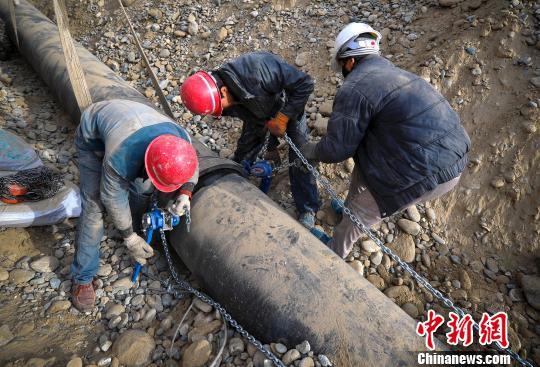 新疆皮山地震灾区铺设23公里供水管网 解决供水