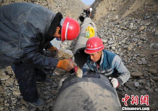 新疆皮山地震灾区铺设23公里供水管网 解决供水