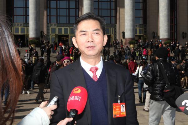 校长为入围“学生喜爱校长”刷票 要求学生点赞