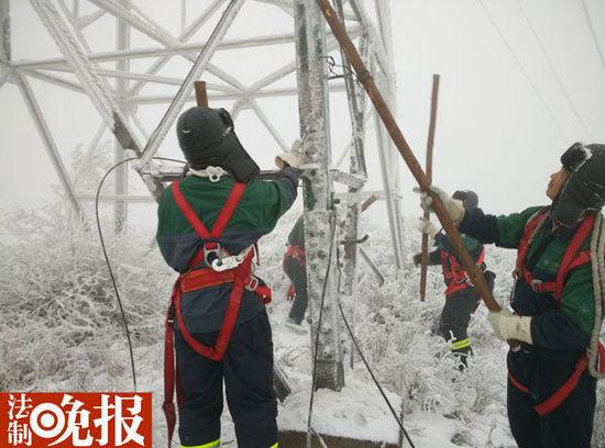 對(duì)此，北京電力密切關(guān)注當(dāng)前全市天氣變化情況，不間斷加強(qiáng)電網(wǎng)設(shè)備運(yùn)行情況信息預(yù)警，對(duì)預(yù)警應(yīng)急響應(yīng)狀態(tài)、應(yīng)急人員搶修力量進(jìn)行隨時(shí)調(diào)整，提前做好各項(xiàng)應(yīng)急搶修準(zhǔn)備，全力保障全市用電安全。