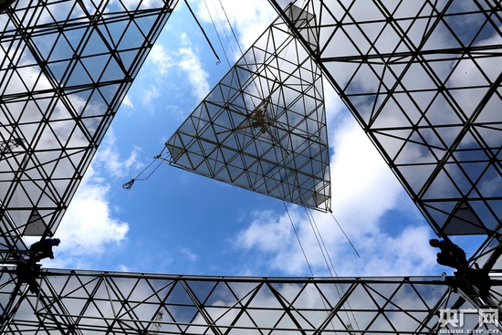 FAST工程人员正在安装镜片