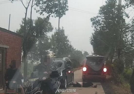 江苏一老太强扒婚车讨喜烟 不慎跌倒死亡(图)