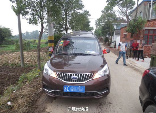 江苏一老太强扒婚车讨喜烟 不慎跌倒死亡(图)