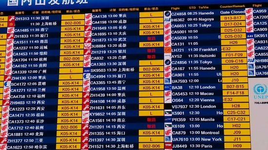 首都机场多地航班因大雪取消 省际机场巴士全停