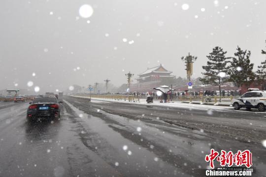 11月22日，是農(nóng)歷的小雪節(jié)氣。從昨天(21日)夜間起，北京迎來較強(qiáng)降雪天氣。截至21日20時(shí)，平均降水量達(dá)2.4毫米。預(yù)計(jì)今天降雪將持續(xù)，大部地區(qū)將達(dá)大雪量級(jí)。下周降雪結(jié)束，冷空氣來襲，北京將遭遇強(qiáng)降溫，最低氣溫將跌至-12℃，跌落歷史極值。 中新網(wǎng)記者 金碩 攝