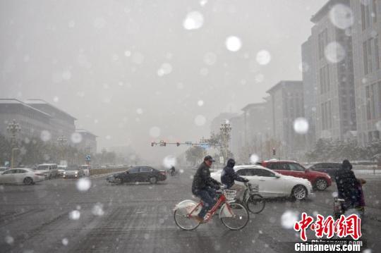 “小雪”节气大雪覆盖北京 官方发暴雪结冰双预警