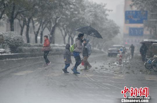 11月22日，是農(nóng)歷的小雪節(jié)氣。從昨天（21日）夜間起，北京迎來較強(qiáng)降雪天氣。截至21日20時(shí)，平均降水量達(dá)2.4毫米。預(yù)計(jì)今天降雪將持續(xù)，大部地區(qū)將達(dá)大雪量級(jí)。下周降雪結(jié)束，冷空氣來襲，北京將遭遇強(qiáng)降溫，最低氣溫將跌至-12℃，跌落歷史極值。 中新網(wǎng)記者 金碩 攝