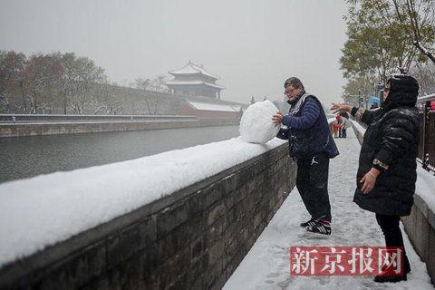 北京市民賞雪熱情高 故宮門外排長隊(圖)