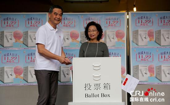 11月22日，香港行政长官梁振英和夫人在中西区高主教书院，为2015年区议会一般选举投票。