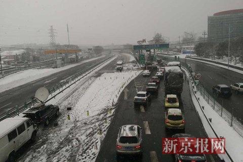 北京西北部强降雪 京藏高速西关环岛拥堵上百米