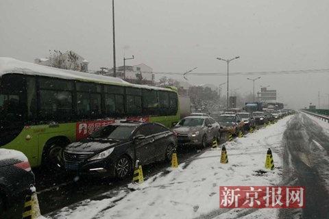 北京西北部強降雪 京藏高速西關環(huán)島擁堵上百米