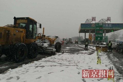 北京西北部強降雪 京藏高速西關環(huán)島擁堵上百米