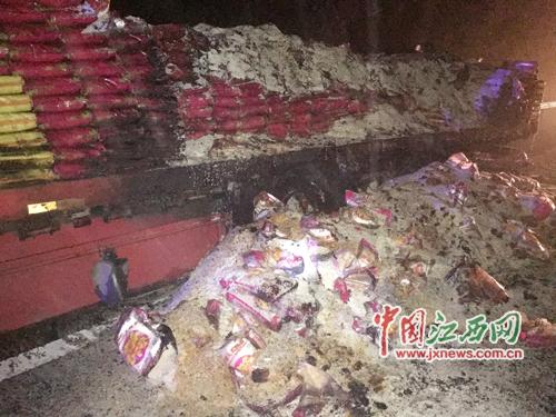 沪昆高速货车起火 30余吨大米被烧成“熟饭”