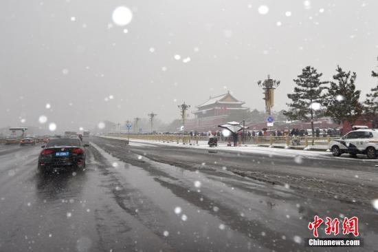 华北地区普降大雪致高铁限速 民航多地航班取消