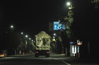 北京深夜渣土车路上狂奔 闯红灯超速频发(图)