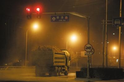 北京深夜渣土車路上狂奔 闖紅燈超速頻發(fā)(圖)