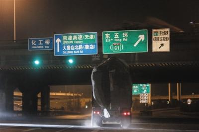 北京深夜渣土车路上狂奔 闯红灯超速频发(图)