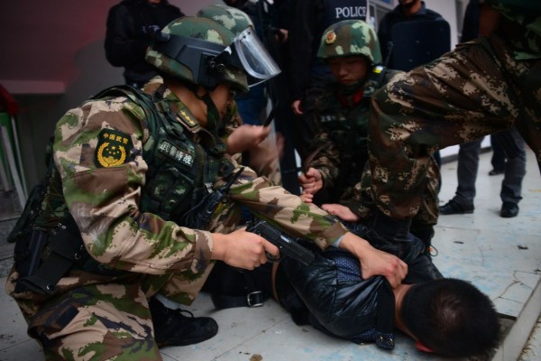 江西上饶武警击毙一持枪拒捕在逃杀人案主犯