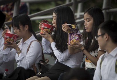 广东高校办就业供需会 女学生穿短裙吃泡面