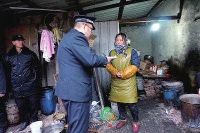 黑窝点将变质生肉泡在不明液体中被取缔(图)