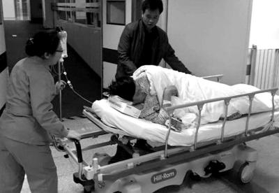 乘客腹痛自己爬下飞机 南航与机场分别致歉 