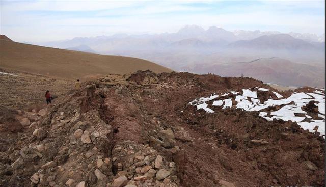 青海祁连县5.2级地震造成山体滑坡(图)
