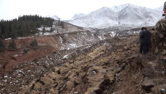 青海祁连县5.2级地震造成山体滑坡(图)